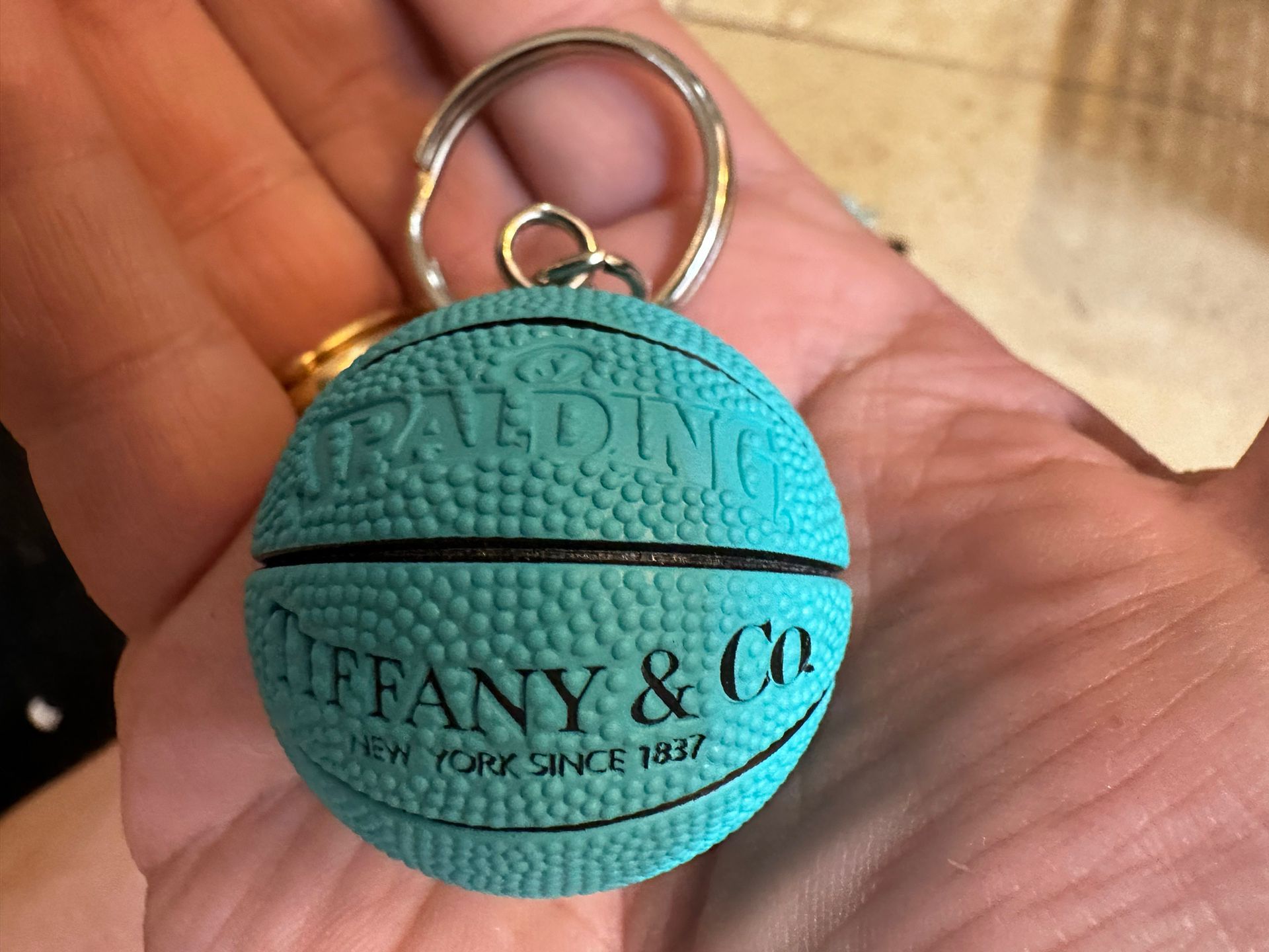 Saturdays shopping at Mesaío 🤩 Tiffany & Co Elsa Peretti Bracelet $670  SOLD Louis Vuitton Epi Leather Keychain $290 SOLD Diamond and…
