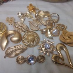 Brooch Lot
