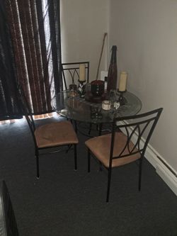 Glass dinning w/ 3 chairs