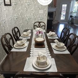 Beautiful And Elegant Dining Table Set With 6 Chairs 
