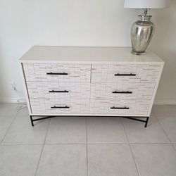 Modern 6-Drawer Dresser – Like New Condition