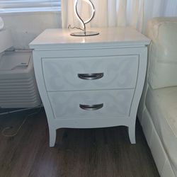 BEAUTIFUL END TABLE W LAMP(CLEARLAKE AREA)