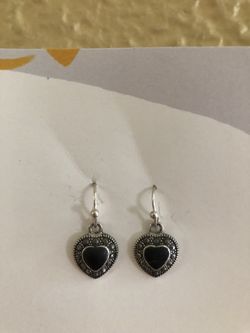Silver heart shaped earrings with onyx stone