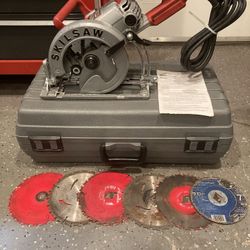 Saw Skilsaw Magnesium Like New + Case/6 Blades