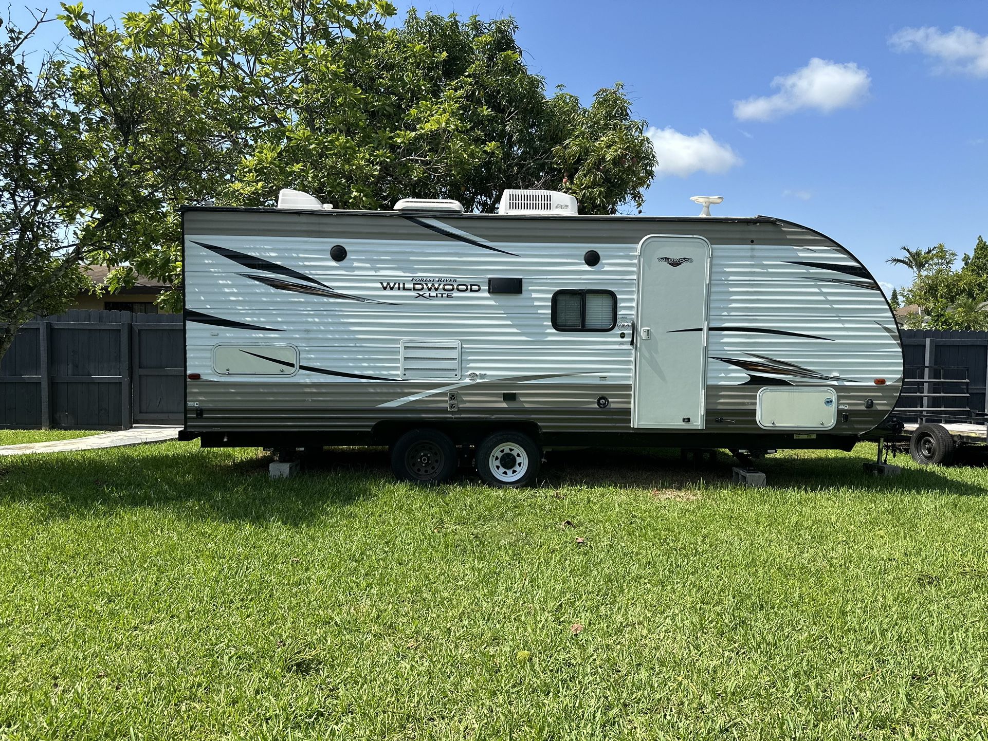 23 Ft Travel Trailer