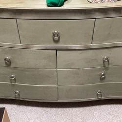 Large Solid Wood 9-drawer Dresser