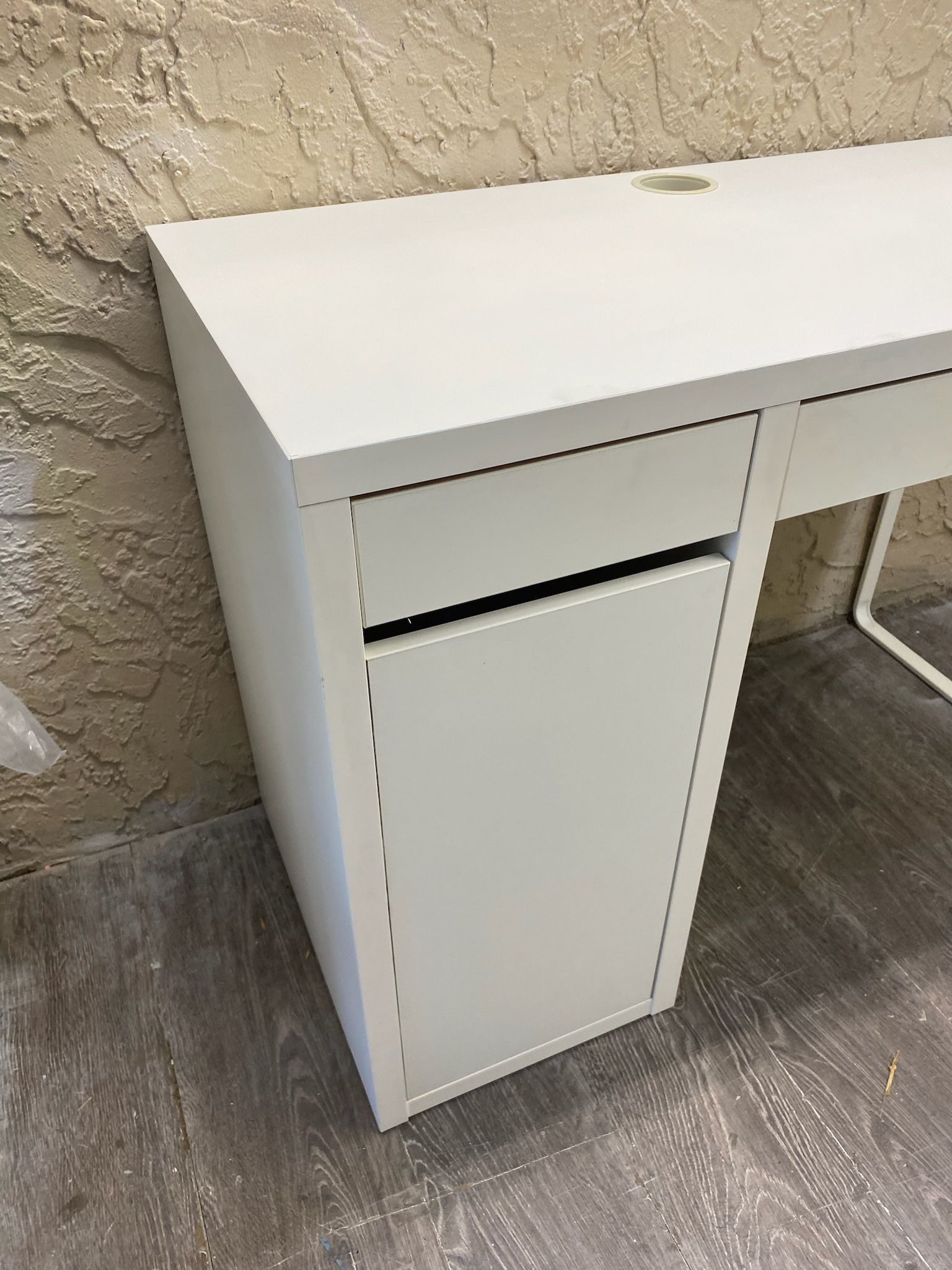 White Desk With Storage Local Delivery Available for a Fee See My Other Items 😀