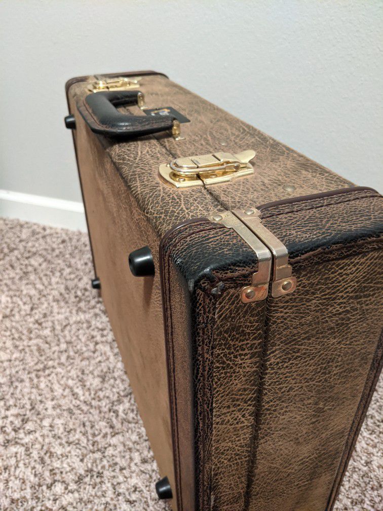 Gigbox briefcase (rare) with Pedalboard And Dual Guitar Stand