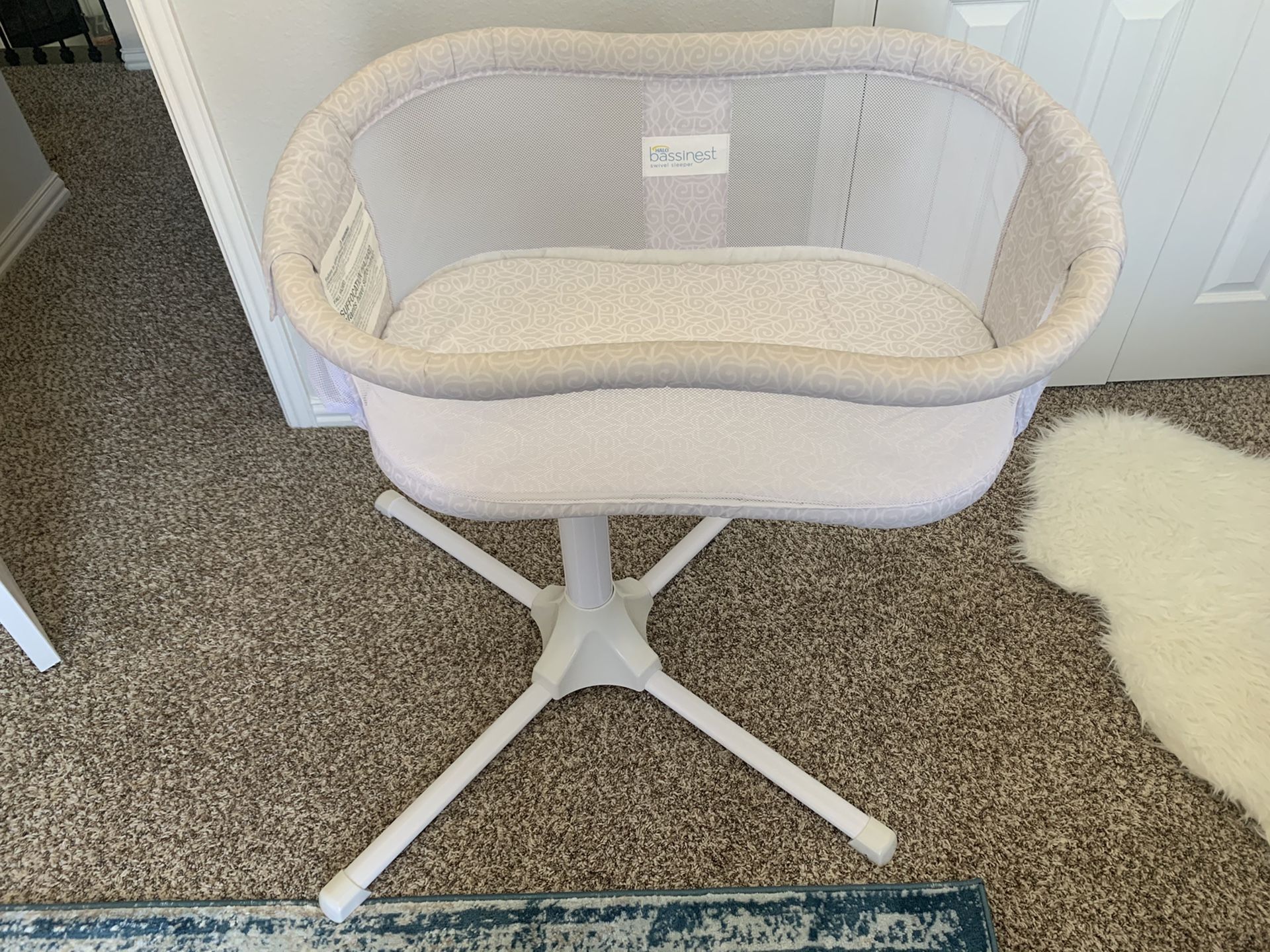 Halo Bassinest Swivel Sleeper Bassinet Essentia Series Modern Lattice1