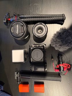 Sony A6600 w/ 2 Lens 2 Batteries Microphone