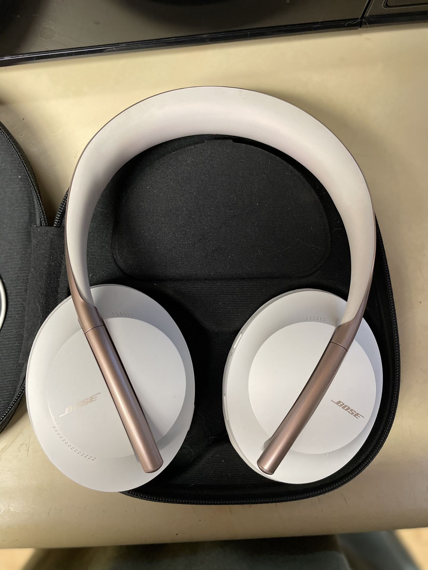 Bose 700 Noise Canceling (Rose gold/white) for Sale in Phoenix, AZ