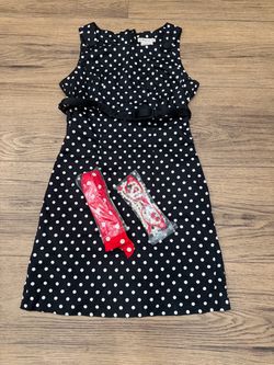 Black White Polka Dot Sleeveless Dress with Belt. Headband cateyeglasses and pearl necklace vintage lady