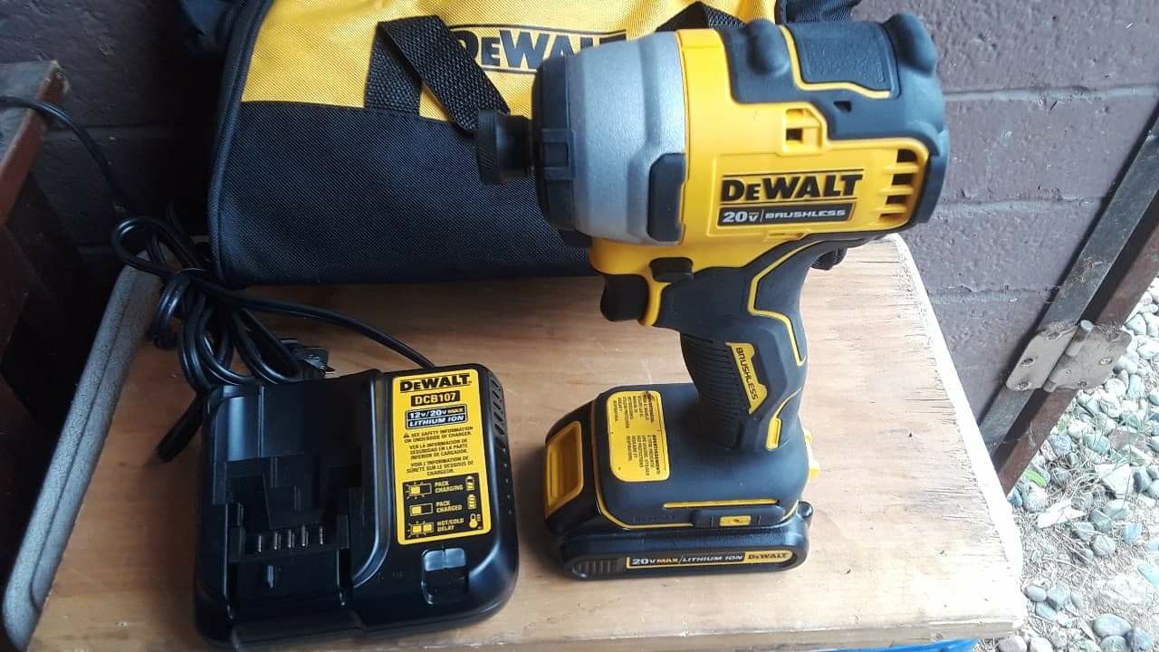 New DeWalt 20V Brushless Impact Driver 1/4", 1 Battery, Charger & Bag