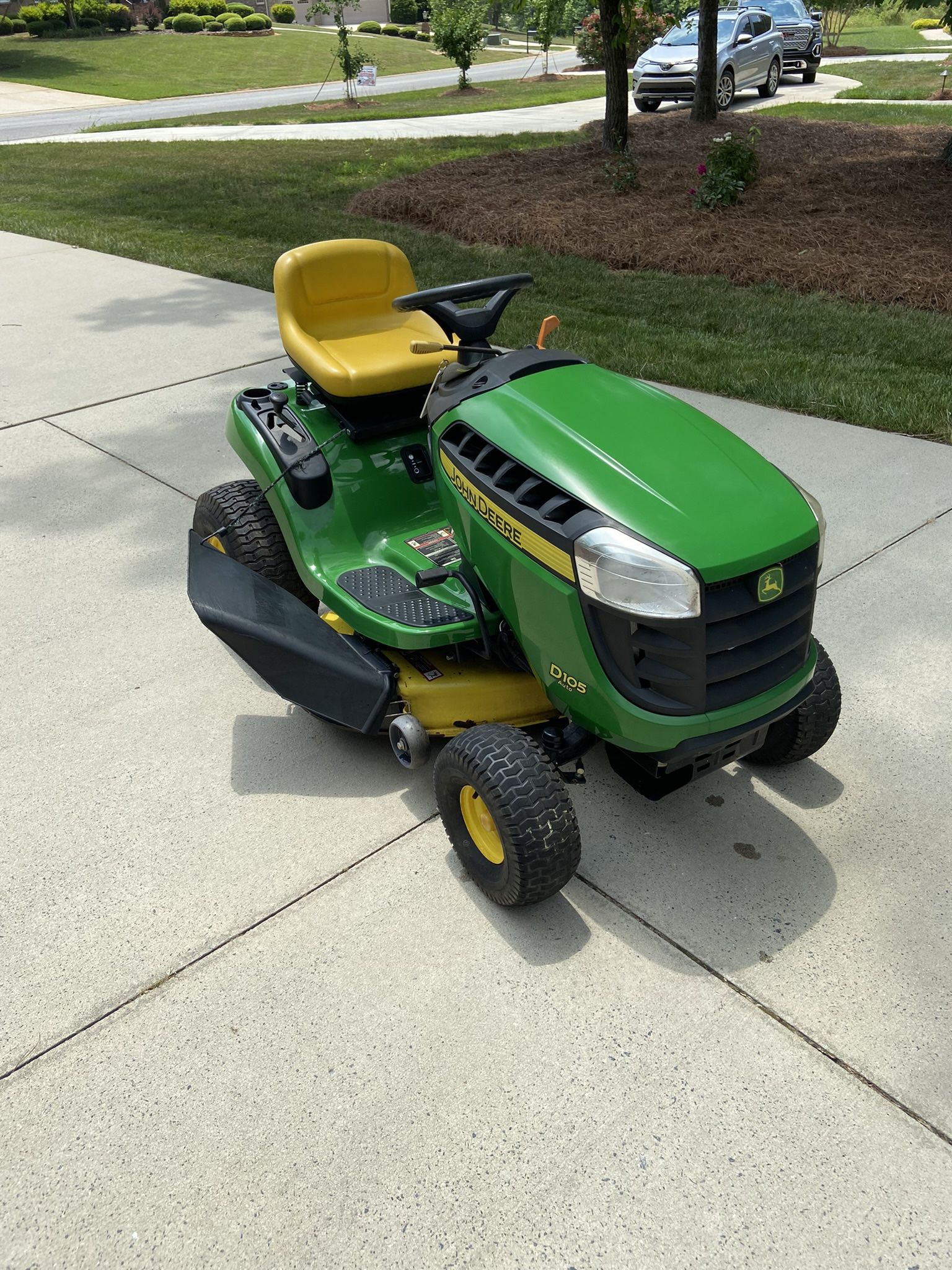 John Deere D105 Riding Mower Lawn Tractor for Sale in Bermuda Run, NC