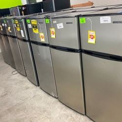 Mini fridge with freezer 67