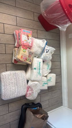 500 Diapers sizes 2-5  read description