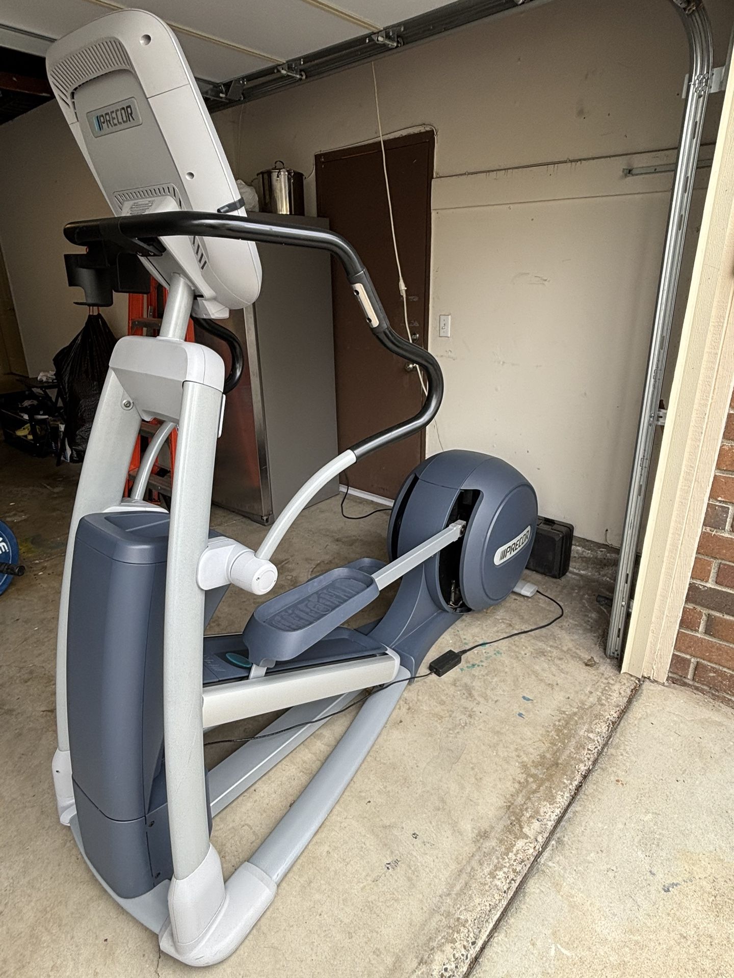 Precor EFX 833 Elliptical