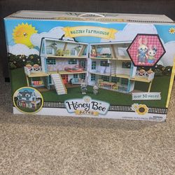 Honey Bee Acres Buzzby Farmhouse, Dollhouse Playset with Miniature Doll Figure, Furniture and Accessories. 25 Pieces, Ages 3+. Box corners are damaged