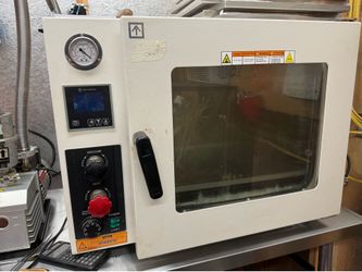 Vacuum oven