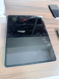 iPad Pro 12.9" 3rd Gen 64GB – Cracked, Works Great