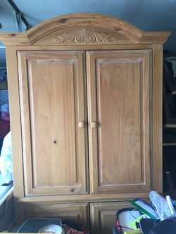 Entertainment center! Great condition! Need money for hurricane Matthew relief for my family in Haiti