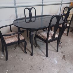 Italian Black Lacquer Dining Table, Built In Leaf With 4 Chairs