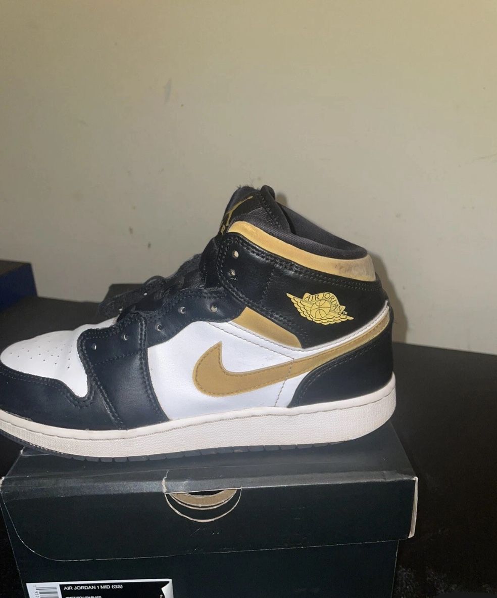 Used - Jordan 1’s White Pollen