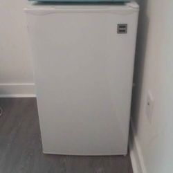 RCA Mini fridge ( ice Cold) 