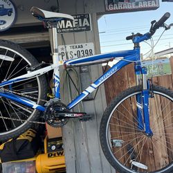 NICE AND CLEAN SPECIALIZED MOUNTAIN BIKE