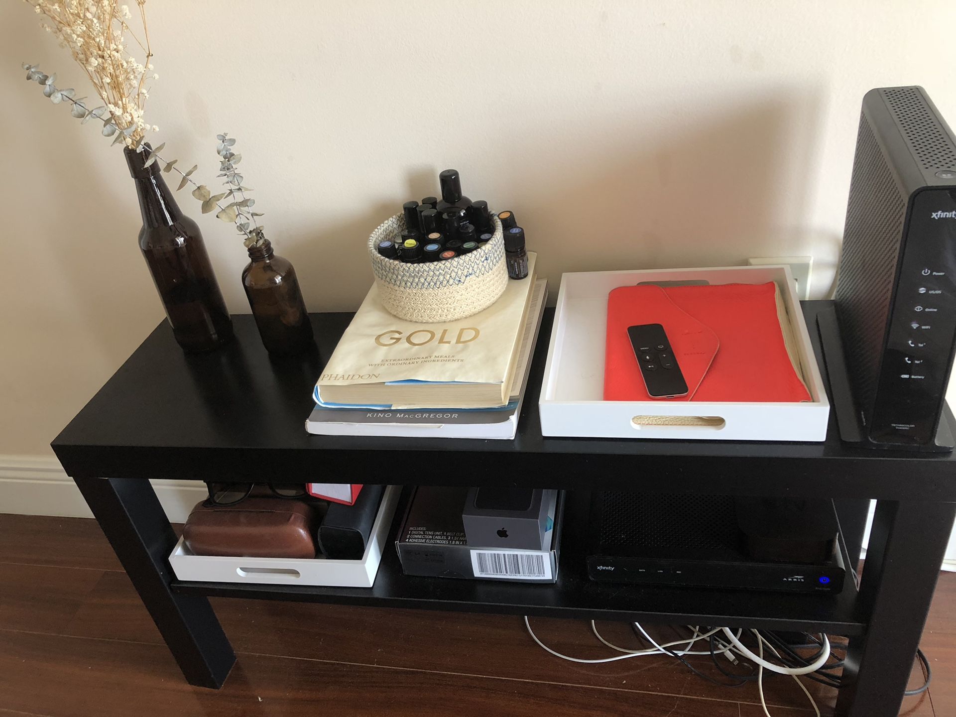 Small TV stand - Like NEW