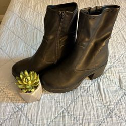 Woman Boots Size 7 