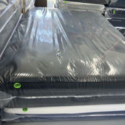 QUEEN SIZE SIMMONS BEAUTUREST BLACK C-CLASS (PLUSH) PILLOW TOP MATTRESS & BOX SPRING BED SET