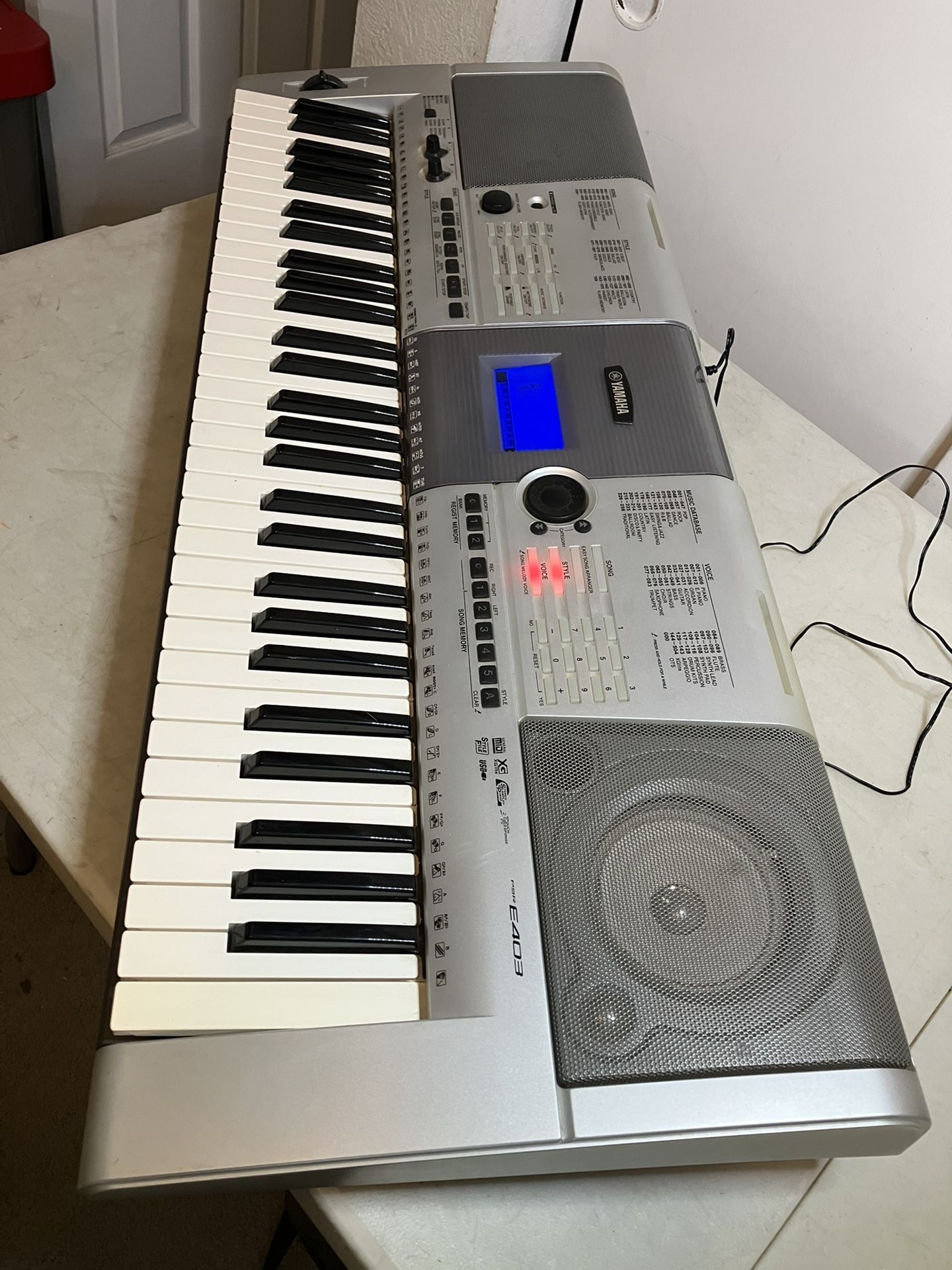 YAMAHA PSR-E403 Digital Electronic Keyboard Piano w/ MIDI Sold as pictured, has power cord included but can run on batteries too. Price is absolutel