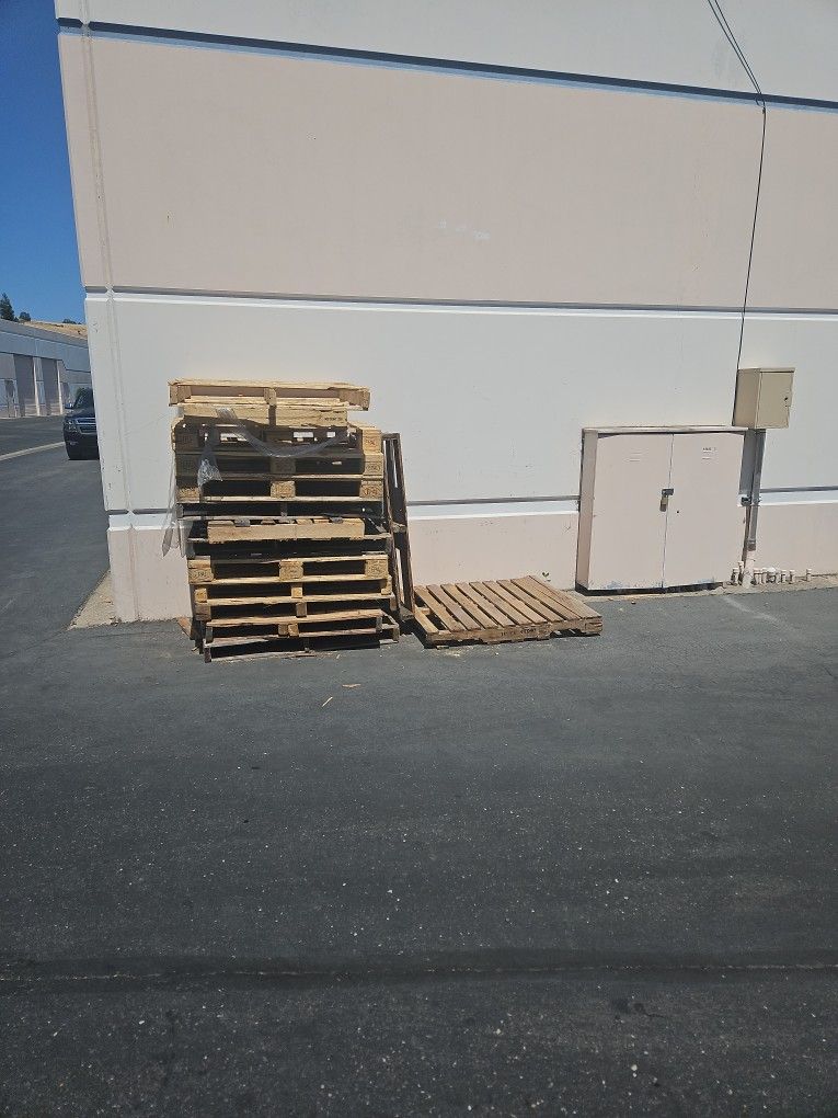 Free Pallets Come Anytime And Grab Them
