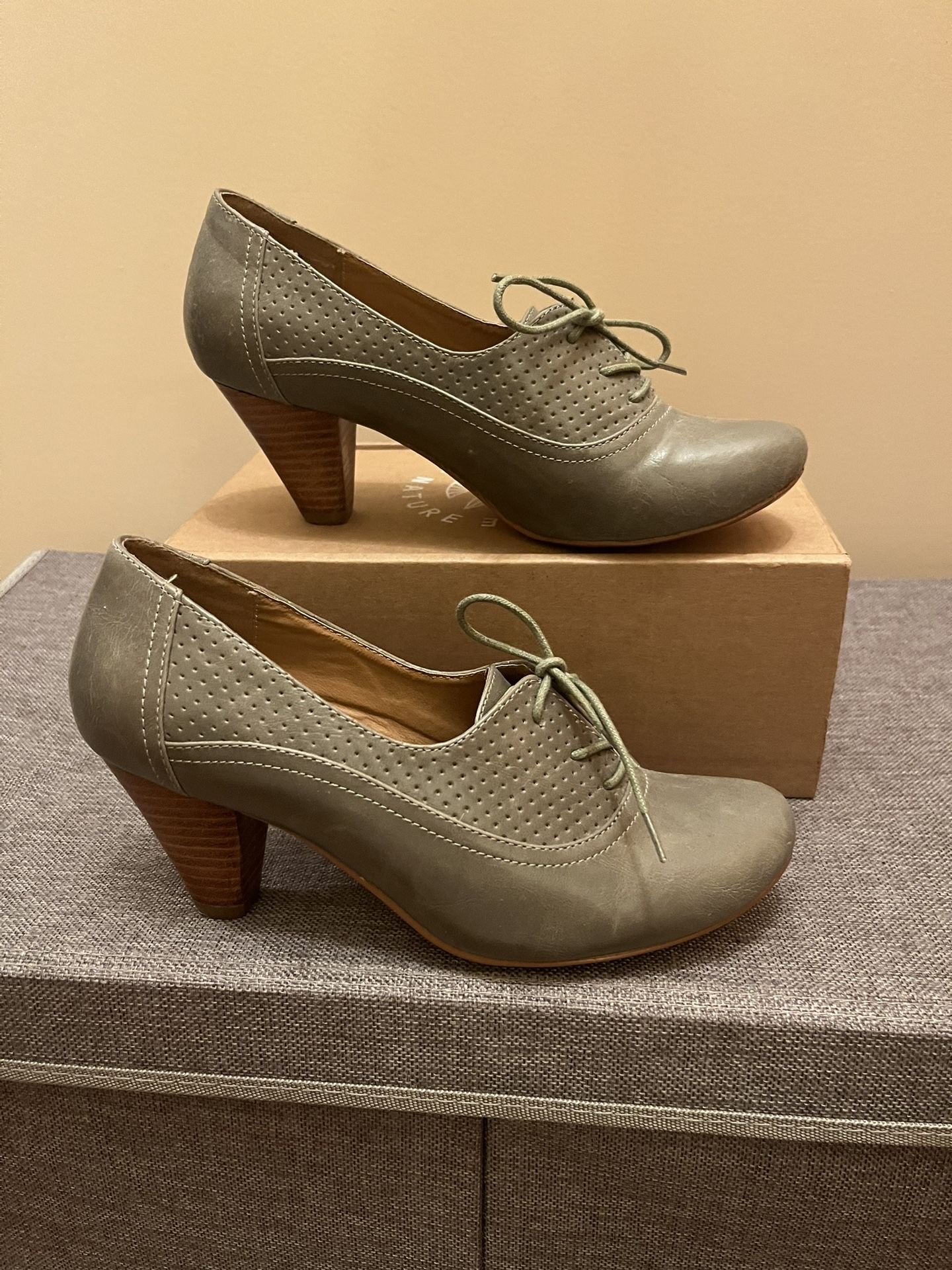 Very pretty bakers shoes for women. Gray color. Small comfortable heel. With shoe lace in the front. In great condition. Size 8