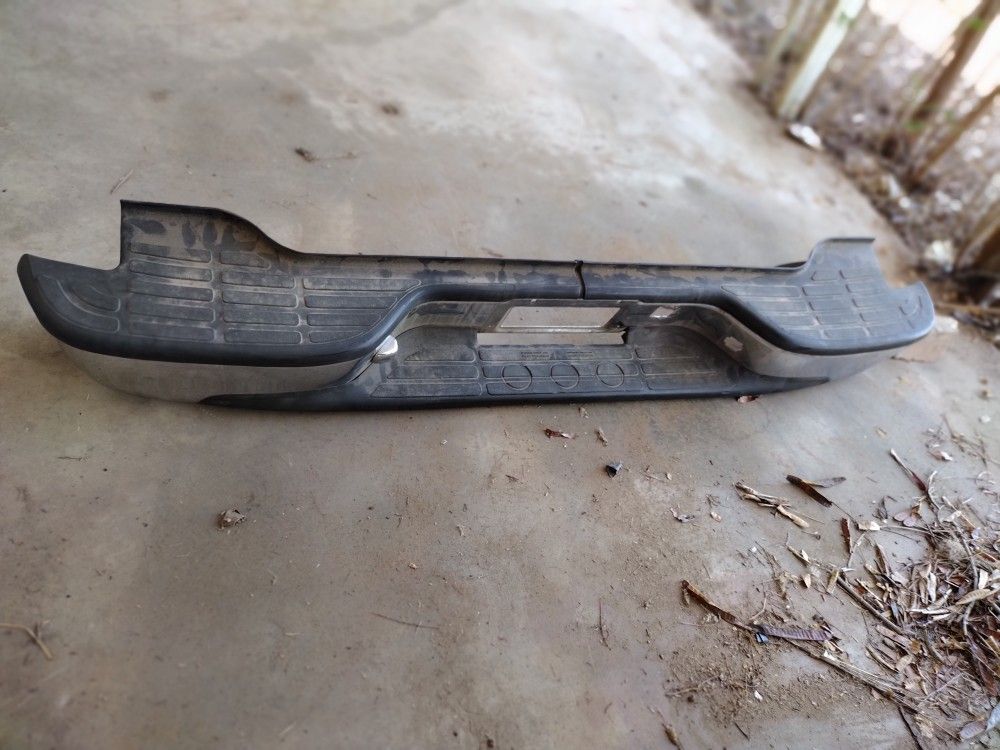Bumper Off A 2005 Yukon ( Rear)