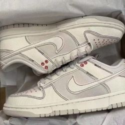 Low-top beige sneakers

