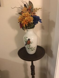corner table with vase and flowers