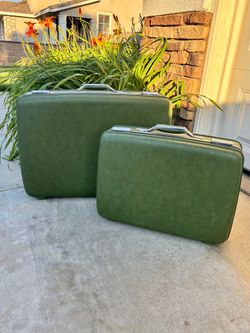 PAIR OF VINTAGE “AMERICAN TOURISTER” TIARA AVACADO GREEN COLOR HARD SHELL SUITCASES  (CIRCA 1970’S)