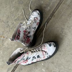 Women’s Girl’s Size 6 Boots