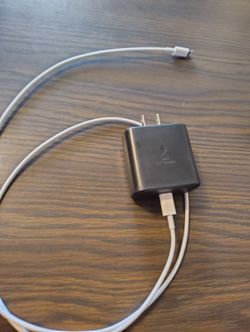 iPhone/iPad Charger and earphones