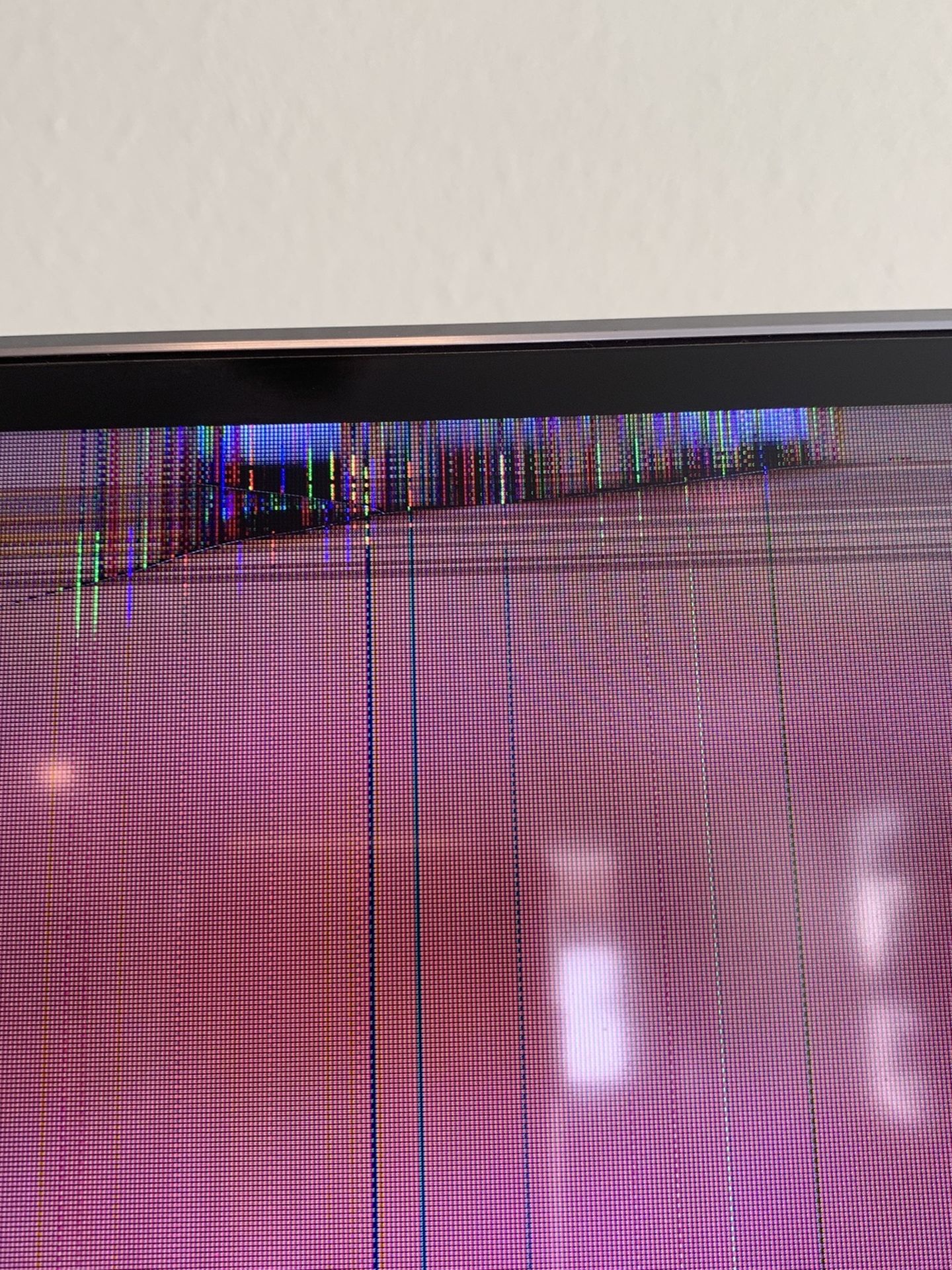 82 IN Samsung Smart TV - Damaged - Free
