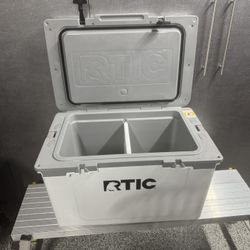 52 Qt Ultra Lite Used Twice  Chiller Divider