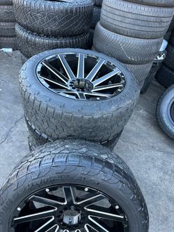Vendo set de rines 22 usadas con llantas usadas en buenas condiciones