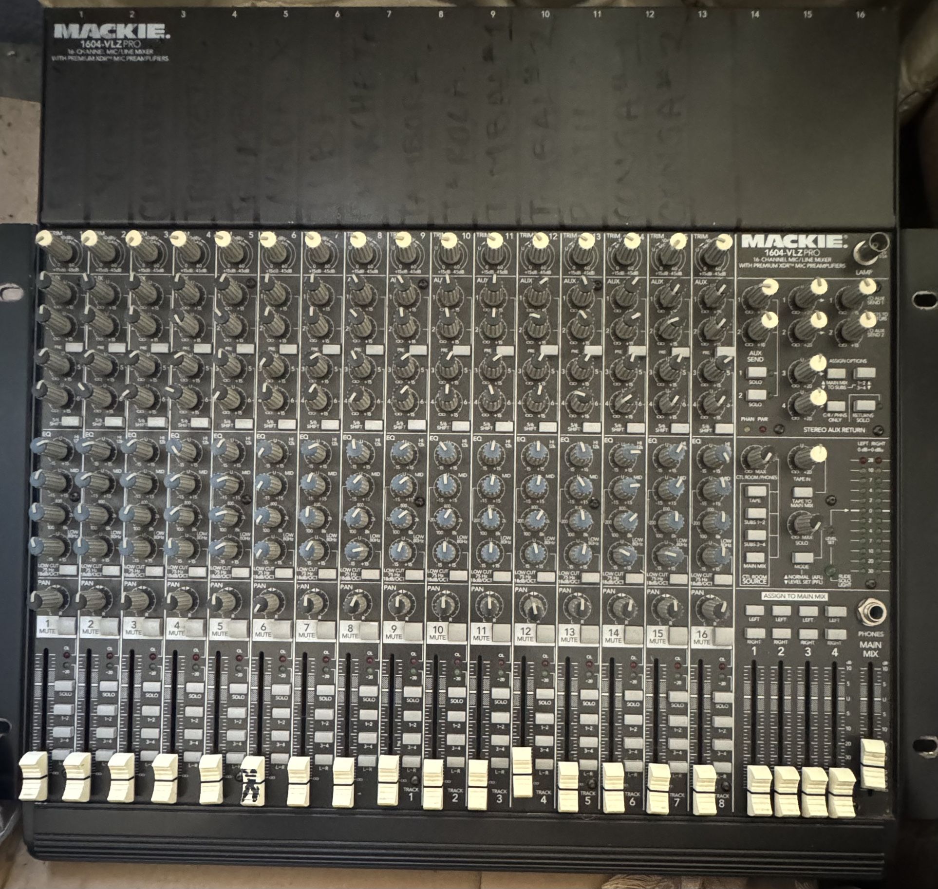 Mackie Mixer 16 Channel Mic