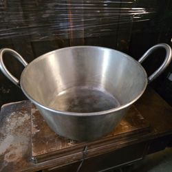Stainless steel frying pot.
