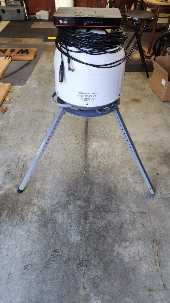 Winegard Carryout 2 Automatic Satellite Antenna System W/ Wally Receiver
