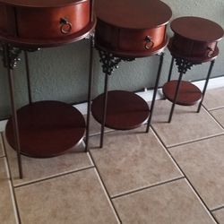 HOME  INTERIOR  3 MESITAS  REDONDAS  En EXCELENTES  CONDICIONES  Pregunte  Por  Precio  Gracias 