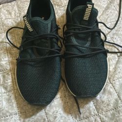 Women’s Puma Shoes Size 6 My Teenage Daughter Used Them Once For A Long Trip . In Excellent Condition 
