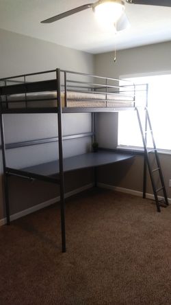 Svarta twin bunk bed with bottom desk